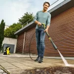 سهولت شستشوی محوطه با دستگاه کارواش خانگی کرشر مدل K5 Power Control