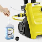 مکش ماده شوینده توسط کارواش خانگی کارچر مدل K4 Compact
