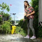 نظافت و شستشوی محوطه خانگی با دستگاه کارواش کارچر مدل K3 Premium Power Control