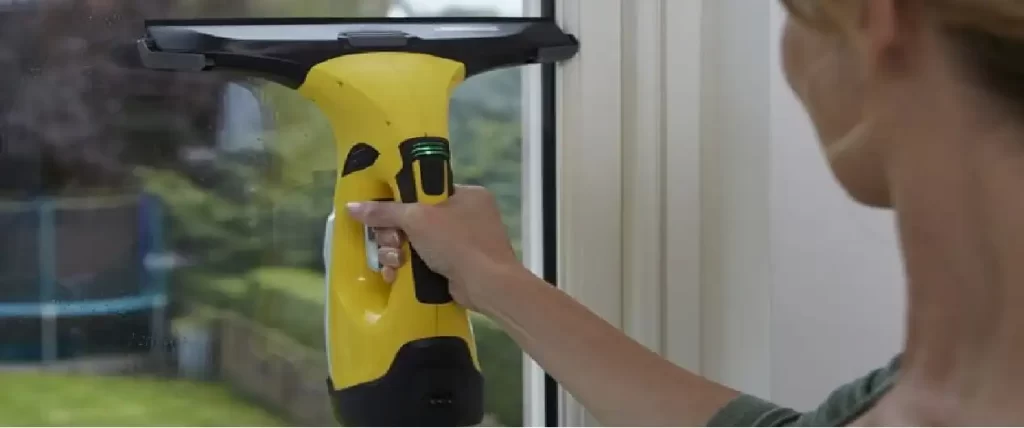 استفاده از شیشه‌شوی برای تمیز کردن شیشه