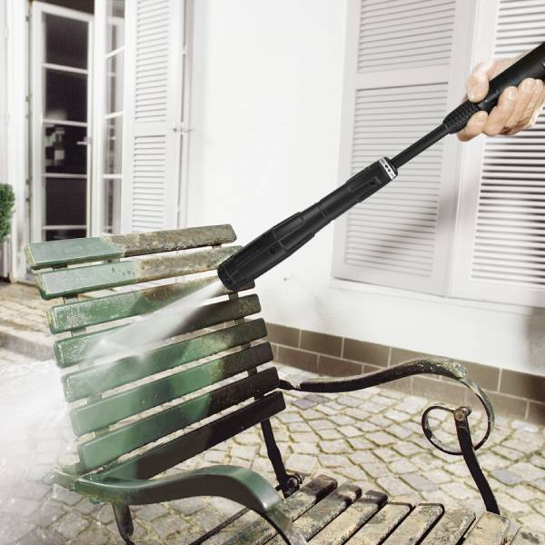 سهولت شستشوی مبلمان رفاهی باغ با دستگاه کارواش خانگی K5