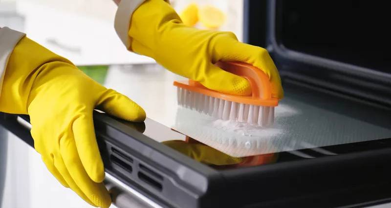 تمیز کردن شیشه فر با بخارشوی